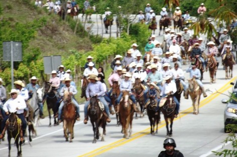 Con la presencia de más de 200 jinetes, provenientes de varios municipios de la zona norte, se realizó la tradicional Cabalgata de Corpus Christi en Papantla, Ver.. 