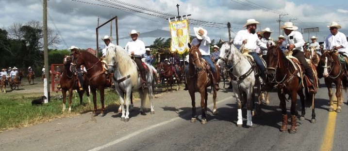 Con la presencia de más de 200 jinetes, provenientes de varios municipios de la zona norte, se realizó la tradicional Cabalgata de Corpus Christi en Papantla, Ver.. 