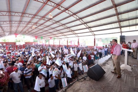 Veracruz hoy está peor que hace dos años. Más inseguro. Hay más pobreza, menos trabajo y menos oportunidades. No a la continuidad y no a la ocurrencia. Vamos a trabajar con la gente, sentenció el candidato a Gobernador de la coalición Por un Veracruz Mejor, Pepe Yunes Zorrilla.
