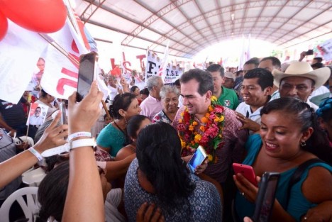 Veracruz hoy está peor que hace dos años. Más inseguro. Hay más pobreza, menos trabajo y menos oportunidades. No a la continuidad y no a la ocurrencia. Vamos a trabajar con la gente, sentenció el candidato a Gobernador de la coalición Por un Veracruz Mejor, Pepe Yunes Zorrilla.