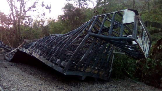 La fuerte explosión acabó con la máquina, siendo considerada pérdida total, logrando los maquinistas huir a tiempo; mientras que dentro de la camionetafueron hallados 3 cuerpos calcinados, de presuntos chupaductos de gasolina. 