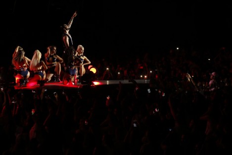 El cantante colombiano Maluma, ofreció un concierto en el estadio Luis Pirata Fuente donde interpretó sus éxitos ante miles de veracruzanos que se dieron cita en esta velada reguetonera.