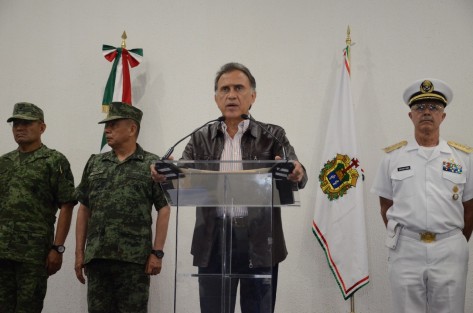 Luego de que el Gobernador de Veracruz, Miguel Ángel Yunes Linares, la semana pasada descartara sabotaje a trenes y minimizara asaltos a este transporte de carga, hoy anunció que se instalará una base de operaciones mixtas en el municipio de Acutzingo para frenar el robo a trenes en esa zona. 