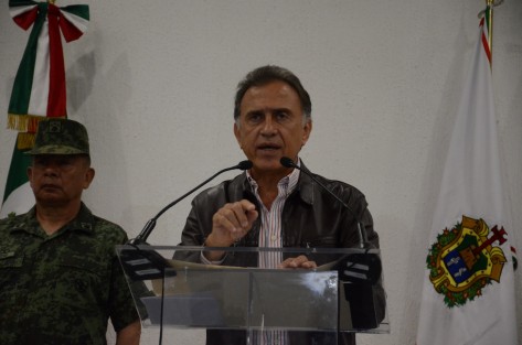 Luego de que el Gobernador de Veracruz, Miguel Ángel Yunes Linares, la semana pasada descartara sabotaje a trenes y minimizara asaltos a este transporte de carga, hoy anunció que se instalará una base de operaciones mixtas en el municipio de Acutzingo para frenar el robo a trenes en esa zona. 