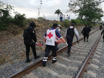 Un hombre falleció mientras era trasladado al hospital, después de sufrir la amputación de ambas piernas y el brazo derecho, tras ser arrollado por un tren carguero, en la comunidad de Río Seco, municipio de Amatlán, Ver..