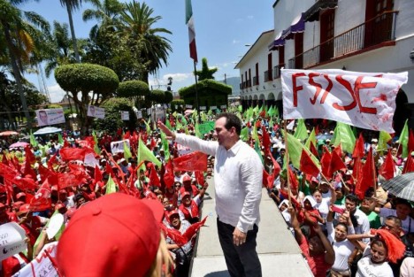El candidato a Gobernador de la coalición Por un Veracruz Mejor, Pepe Yunes Zorrilla, exigió que se deje de politizar la procuración de justicia en el estado y sentenció: si no les dan los números, si sienten la derrota, asuman su situación y no utilicen ni las instituciones ni la indignación legítima del pueblo para seguir tratando de obtener raja electoral.
