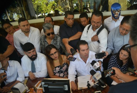 Aldo Gómez Valdés, dirigente de la Red de Jóvenes por México, organización priista, anunció desde la mesa de un café, su renuncia al tricolor, señalando al dirigente estatal de no haberlo tomado en cuenta para las actuales campañas. Cabe recordar que Gómez Valdés ha sido señalado por algunos actos de violencia, y se le ligó al desvío de recursos durante la administración de Javier Duarte. 