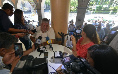 El dirigente estatal de Morena, Manuel  Huerta, en su ya tradicional conferencia prensa en el café, dijo que la orden girada contra Karime Macías es una estrategia del gobierno, ya que el candidato del PAN-PRD-MC no levanta. 