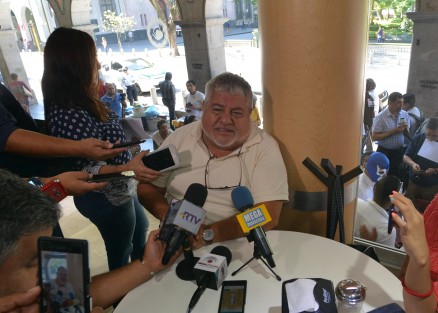 El dirigente estatal de Morena, Manuel  Huerta, en su ya tradicional conferencia prensa en el café, dijo que la orden girada contra Karime Macías es una estrategia del gobierno, ya que el candidato del PAN-PRD-MC no levanta. 
