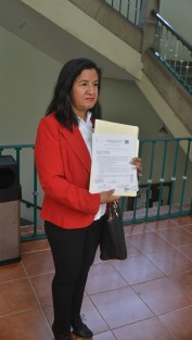 María Eugenia Meza Rivera, directora de la escuela primaria Teresita Arenas Calderón, dijo que ayuntamiento de Xalapa se niega a escriturar dicho inmueble a nombre la SEV,  por lo que estos no quieren invertir en esta escuela hasta que pase a su nombre.