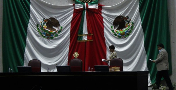 La presidenta y el secretario de la Mesa Directiva del Congreso, son, como siempre, los primeros en llegar. 