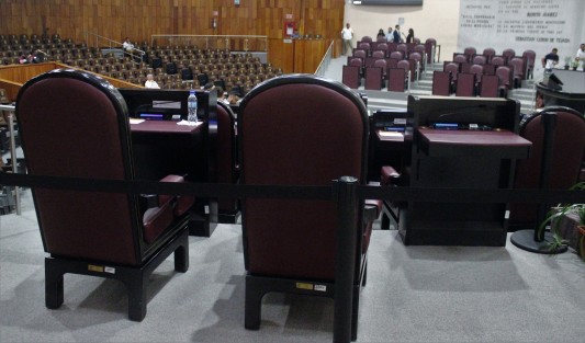 Ante los cambios de colores de los diputados, las sesiones del Congreso ya parecen el juego de las sillas.  