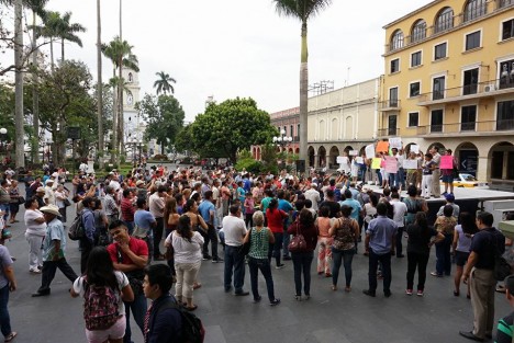 Decenas de personas protestaron este lunes frente al Palacio municipal de Córdoba para exigir a la alcaldesa Leticia López Landeros que intente garantizar la seguridad en el municipio azotado por la violencia, secuestros, asesinatos, robos y asaltos.