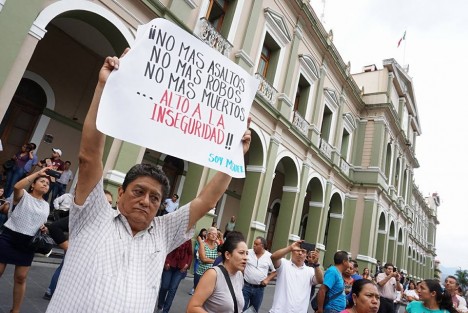 Aun cuando el propio Ayuntamiento trató de impedir que se llevara el evento, pues instruyó que se pusiera un templete con bailarines y música a todo volumen, además un tianguis de artesanías en la explanada, los ciudadanos se hicieron notar y le exigieron que diera la cara por su pueblo.