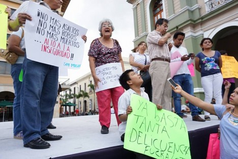Decenas de personas protestaron este lunes frente al Palacio municipal de Córdoba para exigir a la alcaldesa Leticia López Landeros que intente garantizar la seguridad en el municipio azotado por la violencia, secuestros, asesinatos, robos y asaltos.