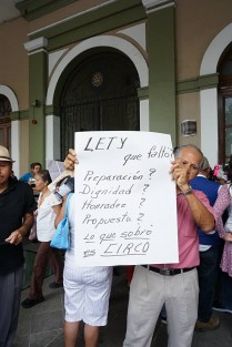 Decenas de personas protestaron este lunes frente al Palacio municipal de Córdoba para exigir a la alcaldesa Leticia López Landeros que intente garantizar la seguridad en el municipio azotado por la violencia, secuestros, asesinatos, robos y asaltos.