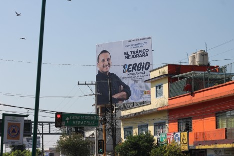 Al iniciarse las campañas de candidatos a diputados locales, algunos rostros comienzan a aparecer por las calles. Seguramente sin que tenga que ver su influencia sobre el manejo de recursos en el Congreso del Estado, el diputado Sergio Hernández será de los más vistos en propaganda. 