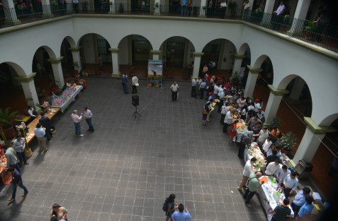 En un verdadero tianguis está convertido el palacio municipal de Xalapa; entre vendedores informales, antorchistas y expo productos que se pierden entre la multitud.