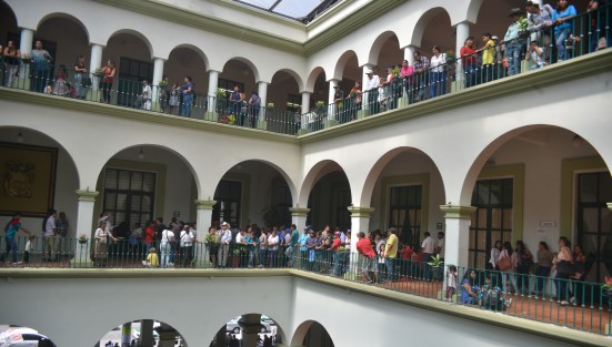 En un verdadero tianguis está convertido el palacio municipal de Xalapa; entre vendedores informales, antorchistas y expo productos que se pierden entre la multitud.