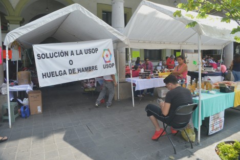 En un verdadero tianguis está convertido el palacio municipal de Xalapa; entre vendedores informales, antorchistas y expo productos que se pierden entre la multitud.