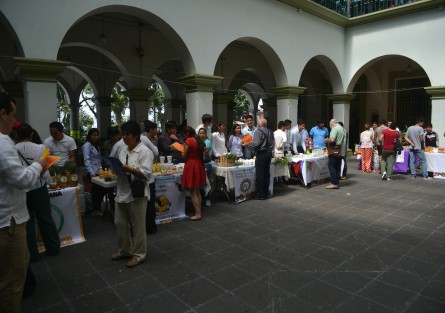 Y es que hoy en el patio central del Palacio Municipal había una expo agroalimentaria de parte de estudiantes de la UV, la cual pasó desapecibida entre tanta manifestación.