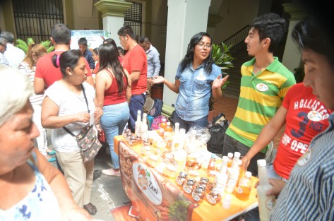Y es que hoy en el patio central del Palacio Municipal había una expo agroalimentaria de parte de estudiantes de la UV, la cual pasó desapecibida entre tanta manifestación.