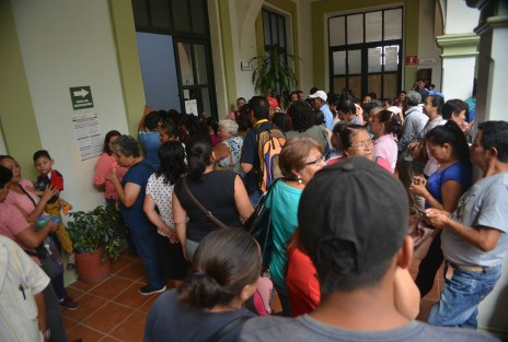 A decir de los expositores, la gente no llega ya que la parte frontal de Municipio luce ocupado, además de que antorchistas siguen ocupando los pasillos del inmueble.  