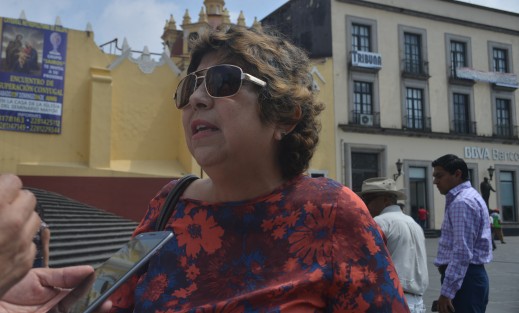 La supervisora escolar Rita Isabel Garza se manifestó por tercera ocasión, ya que fue suspendida de su cargo luego de que funcionarios de SEV de Tantoyuca se enteraron que padecía cáncer. Pide ayuda del gobernador.