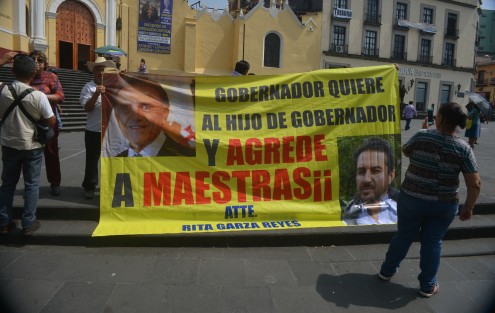 La supervisora escolar Rita Isabel Garza se manifestó por tercera ocasión, ya que fue suspendida de su cargo luego de que funcionarios de SEV de Tantoyuca se enteraron que padecía cáncer. Pide ayuda del gobernador.