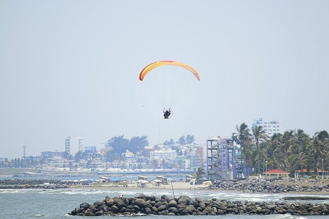 El clima de la zona conurbada es ideal para practicar el parapente con motor. Este día, el cielo boqueño fue adornado por parapentistas que realizaron sobrevuelos en la zona de playas causando espectación entre los ciudadanos.