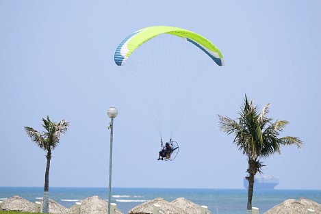 El clima de la zona conurbada es ideal para practicar el parapente con motor. Este día, el cielo boqueño fue adornado por parapentistas que realizaron sobrevuelos en la zona de playas causando espectación entre los ciudadanos.