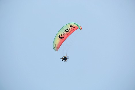 El clima de la zona conurbada es ideal para practicar el parapente con motor. Este día, el cielo boqueño fue adornado por parapentistas que realizaron sobrevuelos en la zona de playas causando espectación entre los ciudadanos.