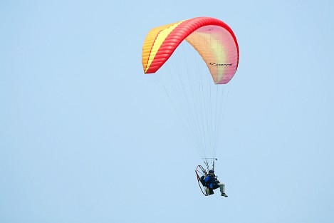 El clima de la zona conurbada es ideal para practicar el parapente con motor. Este día, el cielo boqueño fue adornado por parapentistas que realizaron sobrevuelos en la zona de playas causando espectación entre los ciudadanos.