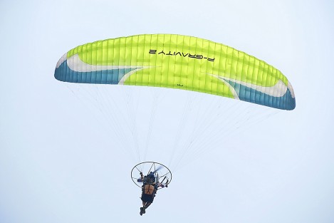 El clima de la zona conurbada es ideal para practicar el parapente con motor. Este día, el cielo boqueño fue adornado por parapentistas que realizaron sobrevuelos en la zona de playas causando espectación entre los ciudadanos.