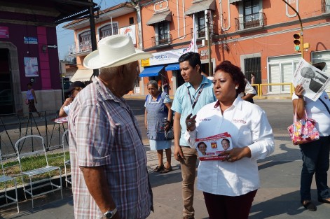  abanderada de la coalición Juntos Haremos Historia, la profesora Adriana Esther Martínez Sánchez.