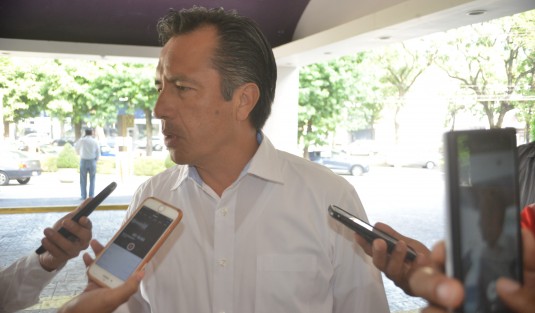 El alcalde a la gubernatura de Veracruz por la alianza Juntos Haremos Historia, Cuitláhuac García Jiménez, comentó que la investigación a Karime Macías, es algo que se tenía que hacer, sin embargo es cuestionable el proceder de la Fiscalía que nada a hecho contra exfuncionarios muy señalados como Ricardo García Guzmán y Vicente Benítez, por lo que solicitará juicio político contra el fiscal Jorge Winckler.  