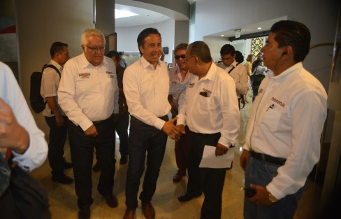 Candidatos, dirigentes y militancia de MORENA, se reunieron este jueves en un desayuno privado en la capital veracruzana. 