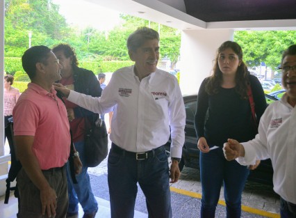 Candidatos, dirigentes y militancia de MORENA, se reunieron este jueves en un desayuno privado en la capital veracruzana. 