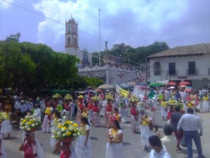  Más de diez mil papantecos se congregaron por las principales calles de esta ciudad, para participar desde temprana hora con las celebraciones del JUEVES DE CORPUS CHRISTI, cuyas festividades religiosas fueron encabezadas por el VIII Obispo Don José Trinidad Zapata.