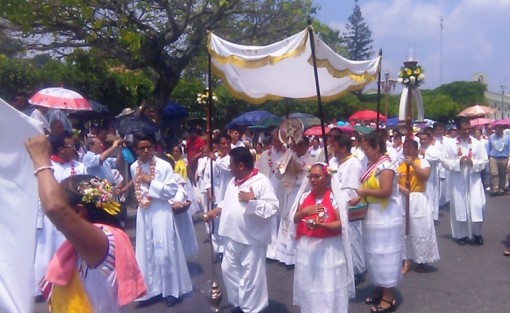  Más de diez mil papantecos se congregaron por las principales calles de esta ciudad, para participar desde temprana hora con las celebraciones del JUEVES DE CORPUS CHRISTI, cuyas festividades religiosas fueron encabezadas por el VIII Obispo Don José Trinidad Zapata.