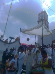  Más de diez mil papantecos se congregaron por las principales calles de esta ciudad, para participar desde temprana hora con las celebraciones del JUEVES DE CORPUS CHRISTI, cuyas festividades religiosas fueron encabezadas por el VIII Obispo Don José Trinidad Zapata.