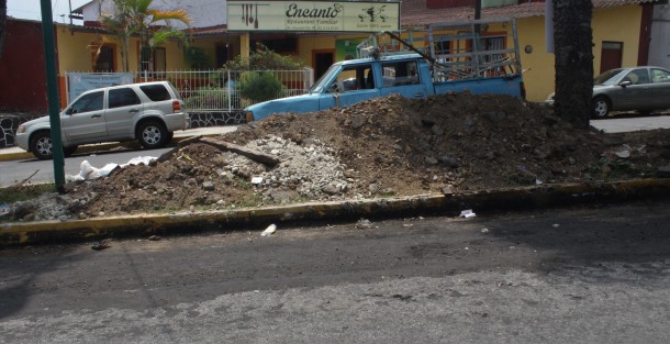 Con los montones de tierra en la jardinera del camellón, así dejaron los de obras públicas después de componer las eternas zanjas de diciembre pasado.