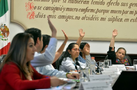 Con regidores exigiendo disculpas públicas y algunos otros durmiéndose, transcurrió la sesion de cabildo del ayuntamiento de Xalapa que encabezó Hipólito Rodríguez quien por momentos se le olvida el reglamento de este municipio.