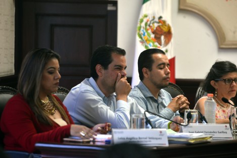 Con regidores exigiendo disculpas públicas y algunos otros durmiéndose, transcurrió la sesion de cabildo del ayuntamiento de Xalapa que encabezó Hipólito Rodríguez quien por momentos se le olvida el reglamento de este municipio.