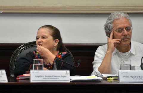 Con regidores exigiendo disculpas públicas y algunos otros durmiéndose, transcurrió la sesion de cabildo del ayuntamiento de Xalapa que encabezó Hipólito Rodríguez quien por momentos se le olvida el reglamento de este municipio.