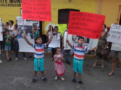 Decenas de familiares y amigos de Julián Antonio León Guzmán y su esposa Maricela Sarmiento Villalobos, pasomachenses desaparecidos desde el 3 de febrero en el puerto de Veracruz junto con otra pareja de amigos Julieta Gómez Güemes, originaria de la ciudad de México y Julio César Hermida Viñas, del puerto de Veracruz, se manifestaron frente al candidato Miguel Ángel Yunes Márquez en su visita a Paso del Macho. 