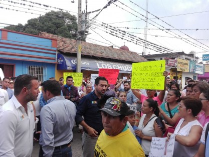 Aunque Rafael Pacheco Molina, subsecretario estatal de SEDESOL, y exalcalde de Paso del Macho, quien coordinaba la llegada del candidato e hijo del Gobernador, trató de evitar el encuentro de los quejosos con los manifestantes, éstos lograron interponerse al paso de Yunes Márquez y ser atendidos. 