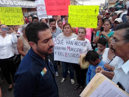 Manuel León, profesor y padre de Tony León, el desaparecido, le mostró al candidato las denuncias y el poco avance que han tenido las mismas. 