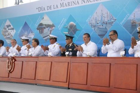 Se conmemoró el Día de la Marina en el puerto de Veracruz. Debido a las altas temperaturas, un cadete y una asistente al evento tuvieron que se atendidos por paramédicos.