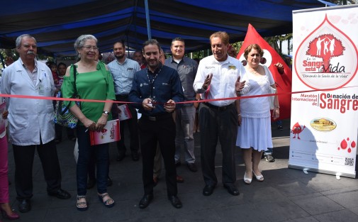 En el parque Juárez de la ciudad de Xalapa se realizó el maratón internacional de donación de sangre el cuál será permanente en el CAE hasta el 30 de junio.
